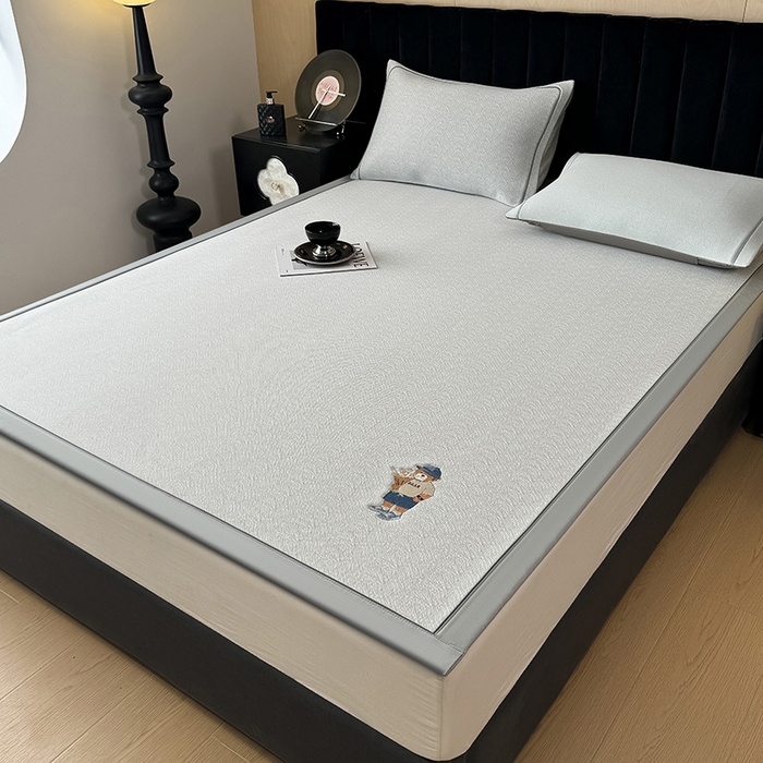 91家纺网 家纺一手货源 找家纺 全季家居 2025新款5A乙纶全PE绅士熊系列凉感软凉席席子 浅灰 床席