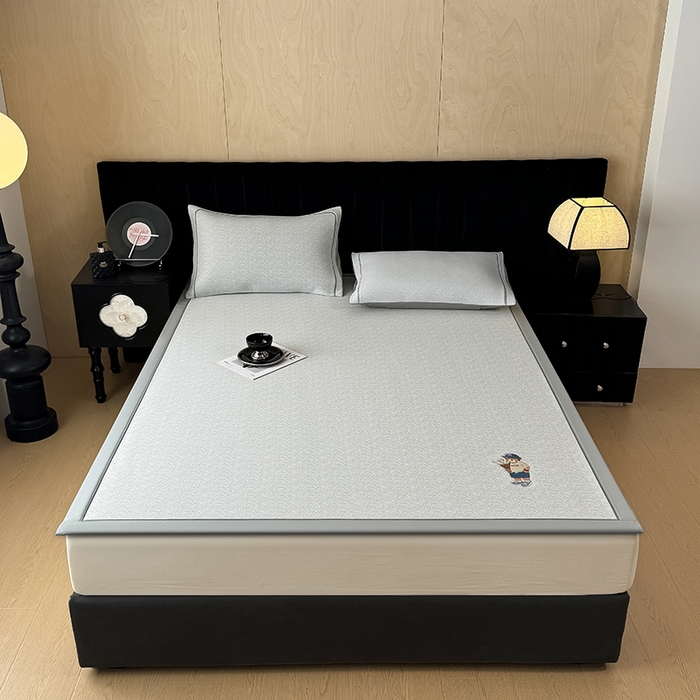 91家纺网 家纺一手货源 找家纺 全季家居 2025新款5A乙纶全PE绅士熊系列凉感软凉席席子 浅灰 床席