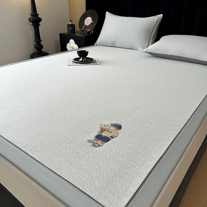 91家纺网 家纺一手货源 找家纺 全季家居 2025新款5A乙纶全PE绅士熊系列凉感软凉席席子 浅灰 床席