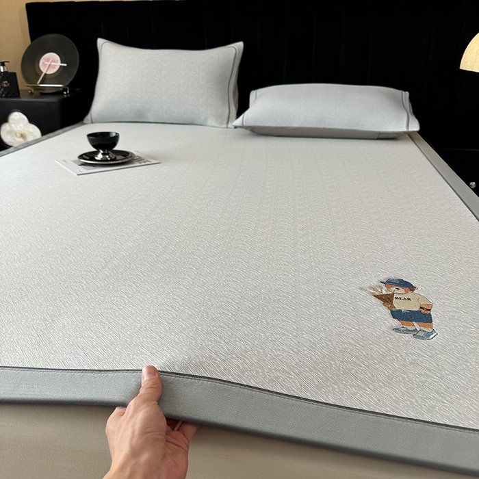 91家纺网 家纺一手货源 找家纺 全季家居 2025新款5A乙纶全PE绅士熊系列凉感软凉席席子 浅灰 床席