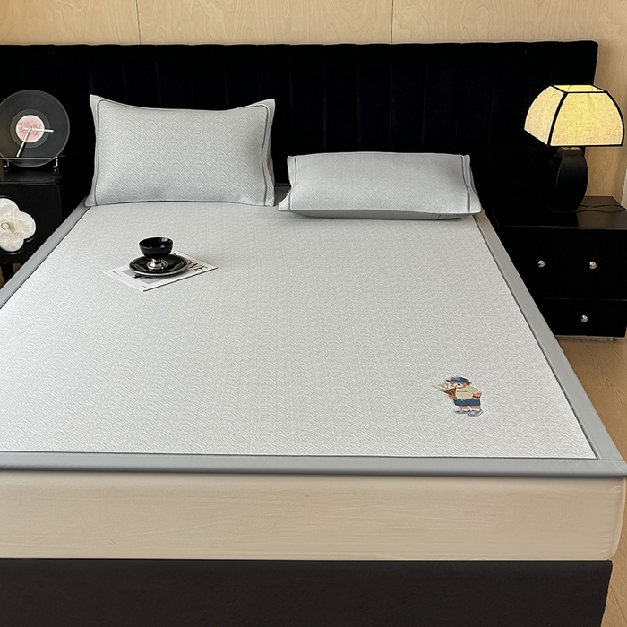 91家纺网 家纺一手货源 找家纺 全季家居 2025新款5A乙纶全PE绅士熊系列凉感软凉席席子 浅灰 床席