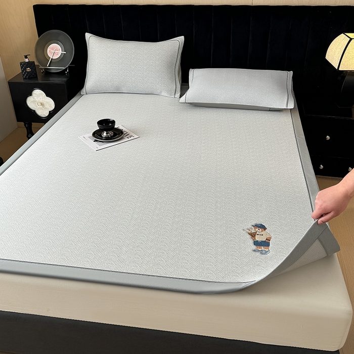 91家纺网 家纺一手货源 找家纺 全季家居 2025新款5A乙纶全PE绅士熊系列凉感软凉席席子 浅灰 床席