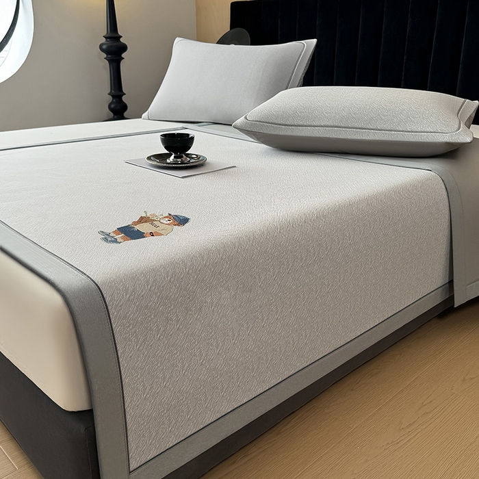 91家纺网 家纺一手货源 找家纺 全季家居 2025新款5A乙纶全PE绅士熊系列凉感软凉席席子 浅灰 床席