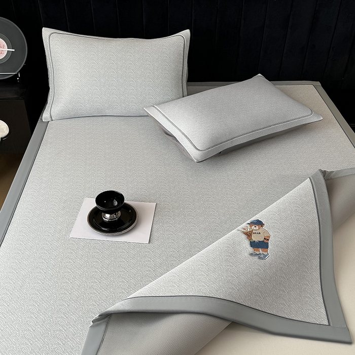 91家纺网 家纺一手货源 找家纺 全季家居 2025新款5A乙纶全PE绅士熊系列凉感软凉席席子 浅灰 床席