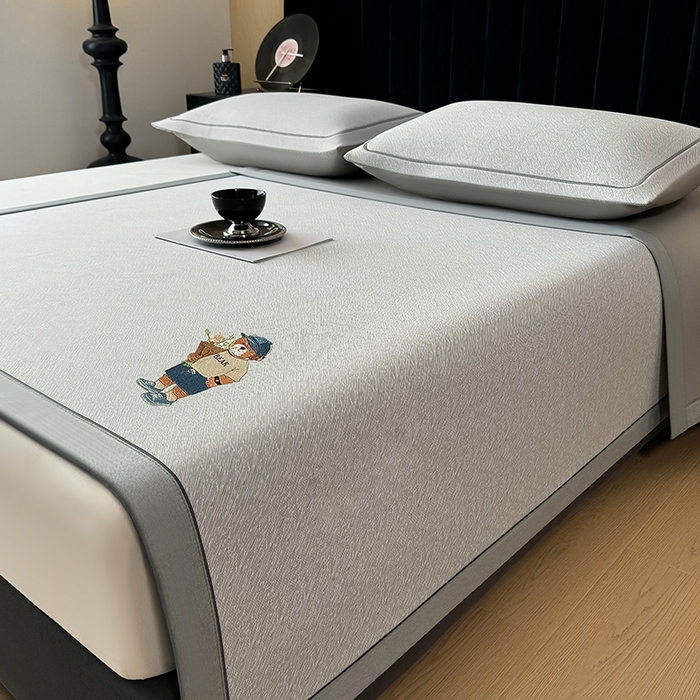 91家纺网 家纺一手货源 找家纺 全季家居 2025新款5A乙纶全PE绅士熊系列凉感软凉席席子 浅灰 床席