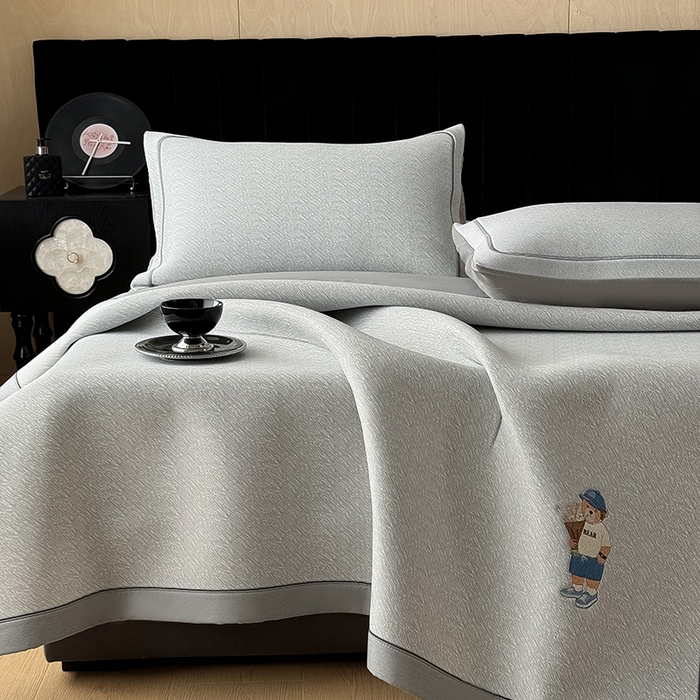 91家纺网 家纺一手货源 找家纺 全季家居 2025新款5A乙纶全PE绅士熊系列凉感软凉席席子 浅灰 床席