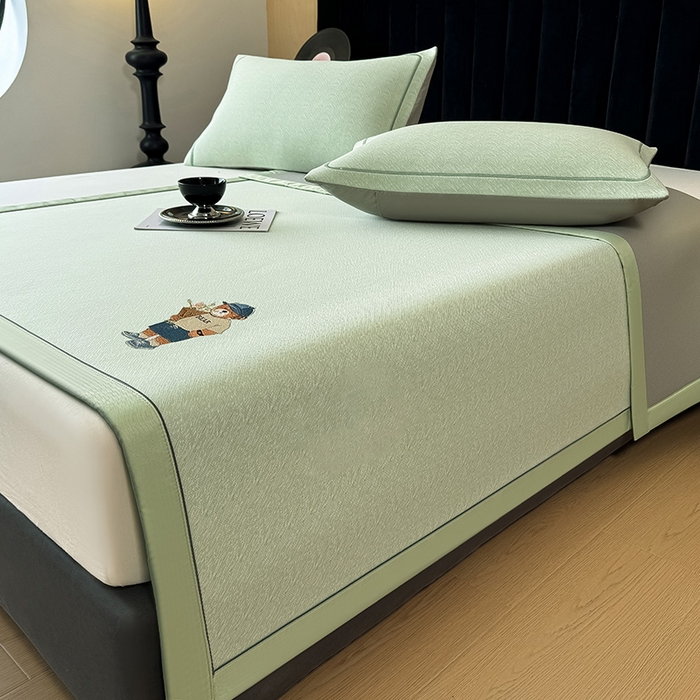 91家纺网 家纺一手货源 找家纺 全季家居 2025新款5A乙纶全PE绅士熊系列凉感软凉席席子 水绿 床席