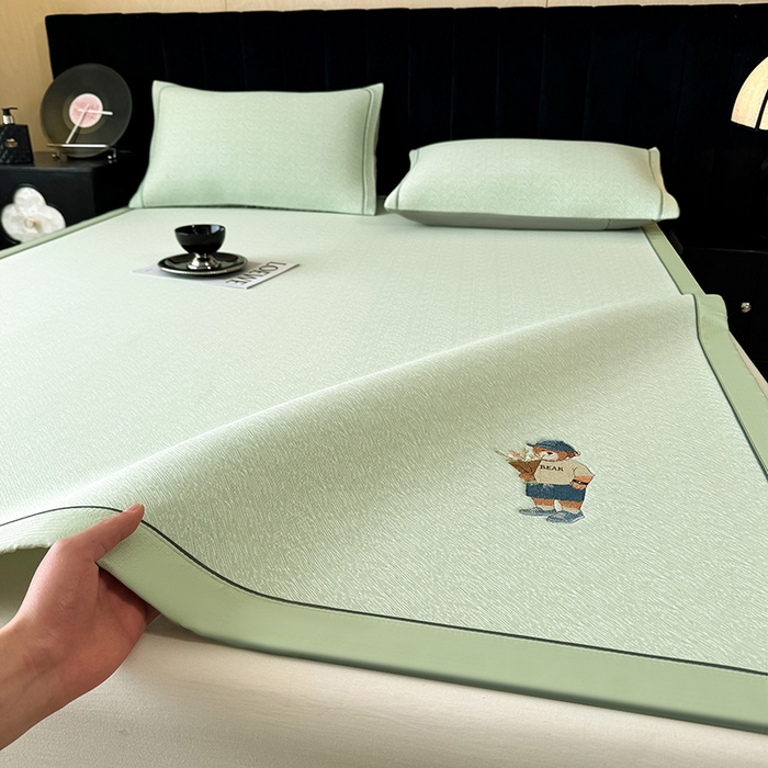 91家纺网 家纺一手货源 找家纺 全季家居 2025新款5A乙纶全PE绅士熊系列凉感软凉席席子 水绿 床席