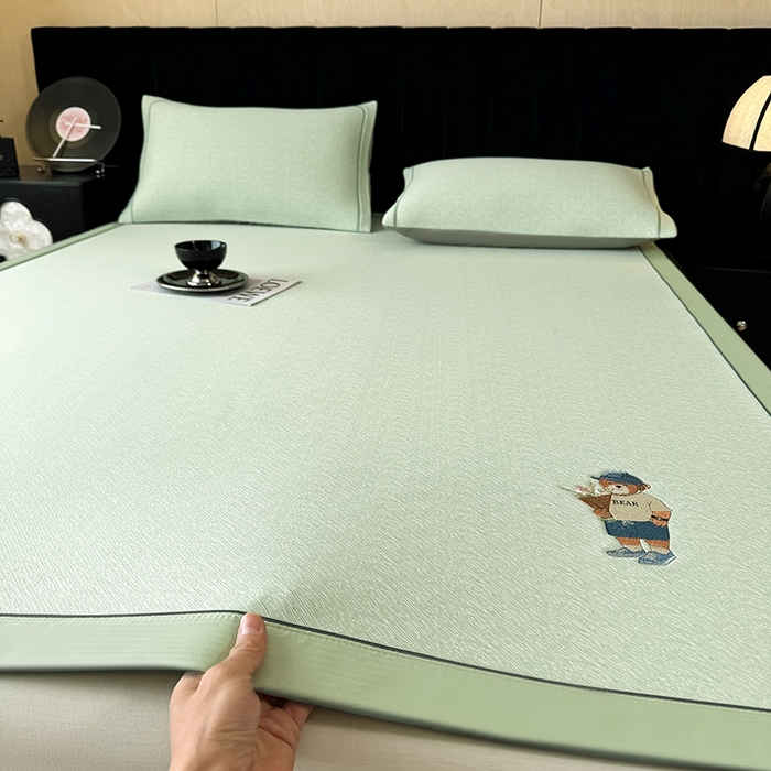 91家纺网 家纺一手货源 找家纺 全季家居 2025新款5A乙纶全PE绅士熊系列凉感软凉席席子 水绿 床席