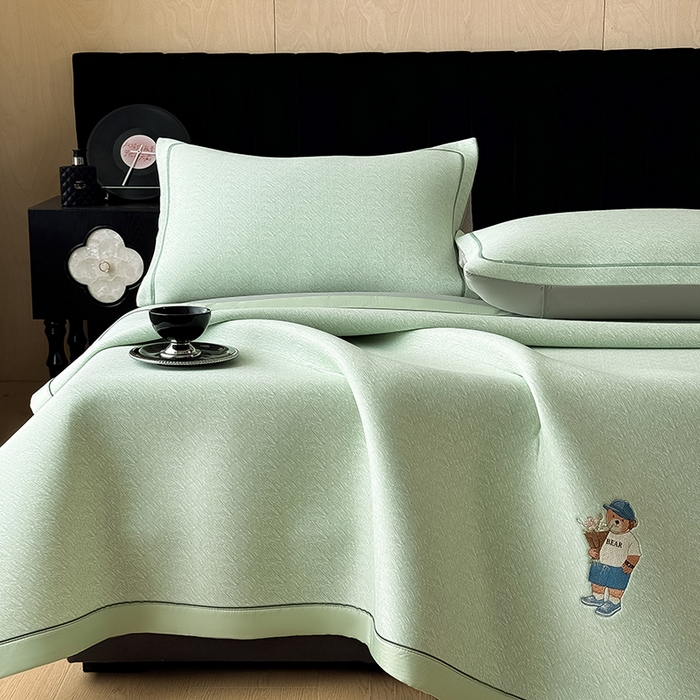 91家纺网 家纺一手货源 找家纺 全季家居 2025新款5A乙纶全PE绅士熊系列凉感软凉席席子 水绿 床席