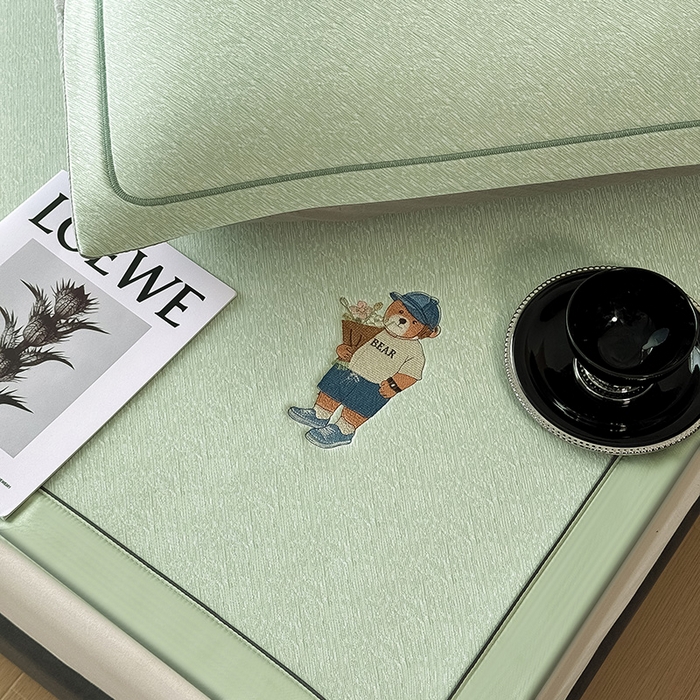 91家纺网 家纺一手货源 找家纺 全季家居 2025新款5A乙纶全PE绅士熊系列凉感软凉席席子 水绿 床席