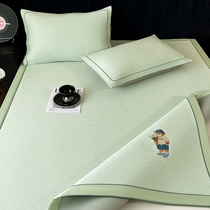 91家纺网 家纺一手货源 找家纺 全季家居 2025新款5A乙纶全PE绅士熊系列凉感软凉席席子 水绿 床席