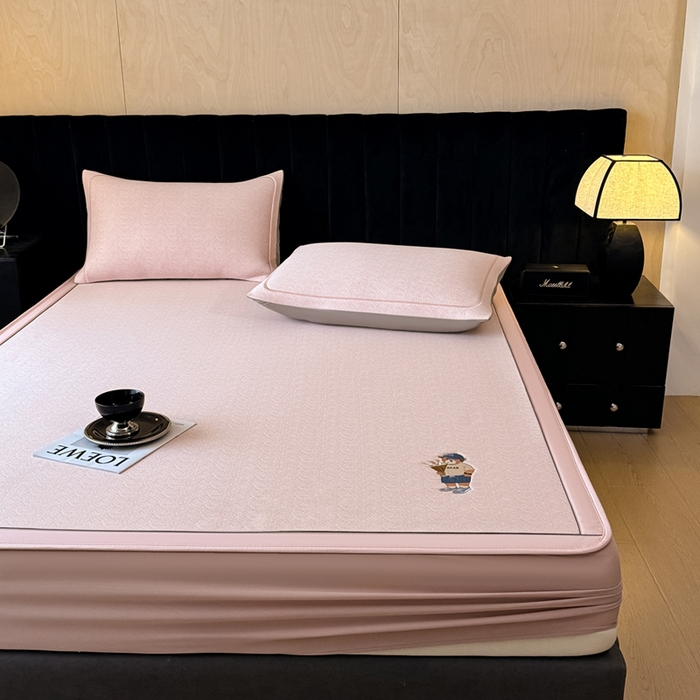 91家纺网 家纺一手货源 找家纺 全季家居 2025新款5A乙纶全PE绅士熊系列凉感软凉席席子 淡粉 床笠