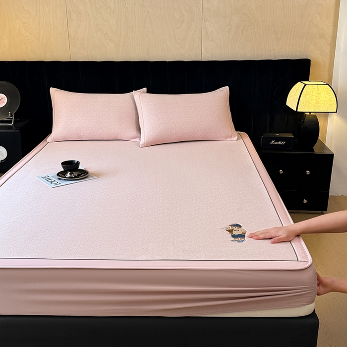 91家纺网 家纺一手货源 找家纺 全季家居 2025新款5A乙纶全PE绅士熊系列凉感软凉席席子 淡粉 床笠