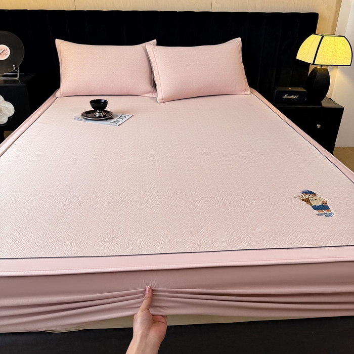 91家纺网 家纺一手货源 找家纺 全季家居 2025新款5A乙纶全PE绅士熊系列凉感软凉席席子 淡粉 床笠