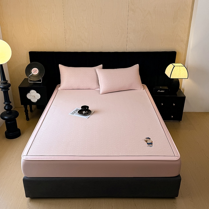 91家纺网 家纺一手货源 找家纺 全季家居 2025新款5A乙纶全PE绅士熊系列凉感软凉席席子 淡粉 床笠