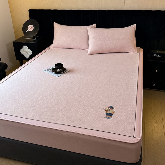 91家纺网 家纺一手货源 找家纺 全季家居 2025新款5A乙纶全PE绅士熊系列凉感软凉席席子 淡粉 床笠