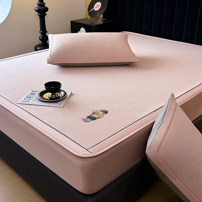 91家纺网 家纺一手货源 找家纺 全季家居 2025新款5A乙纶全PE绅士熊系列凉感软凉席席子 淡粉 床笠