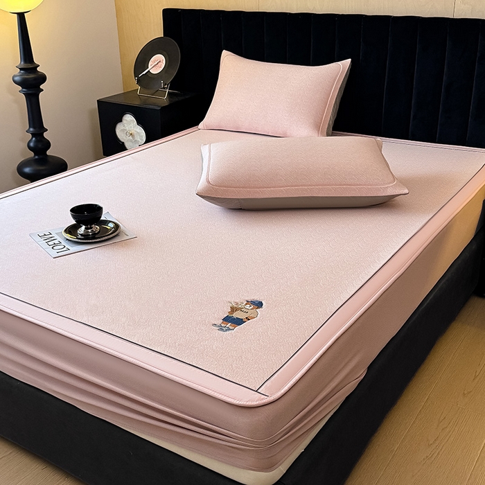 91家纺网 家纺一手货源 找家纺 全季家居 2025新款5A乙纶全PE绅士熊系列凉感软凉席席子 淡粉 床笠