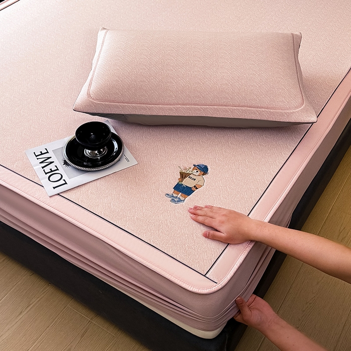 91家纺网 家纺一手货源 找家纺 全季家居 2025新款5A乙纶全PE绅士熊系列凉感软凉席席子 淡粉 床笠