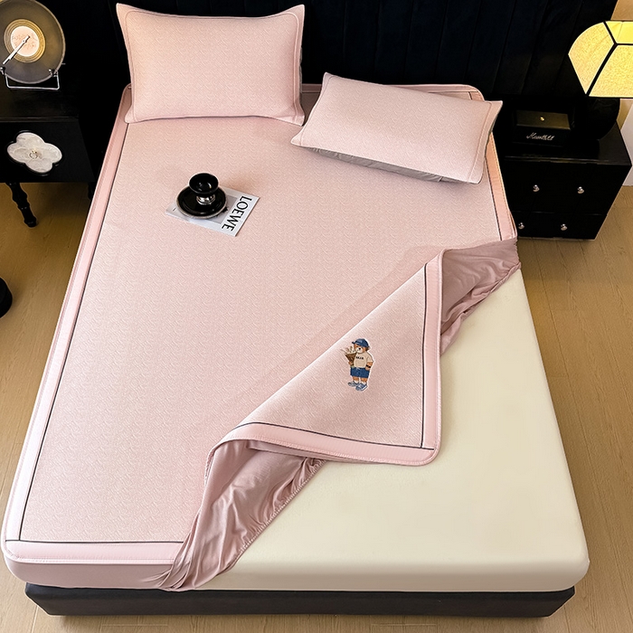 91家纺网 家纺一手货源 找家纺 全季家居 2025新款5A乙纶全PE绅士熊系列凉感软凉席席子 淡粉 床笠