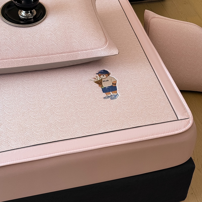 91家纺网 家纺一手货源 找家纺 全季家居 2025新款5A乙纶全PE绅士熊系列凉感软凉席席子 淡粉 床笠