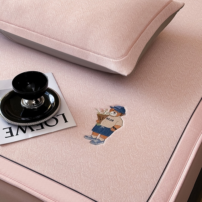 91家纺网 家纺一手货源 找家纺 全季家居 2025新款5A乙纶全PE绅士熊系列凉感软凉席席子 淡粉 床笠