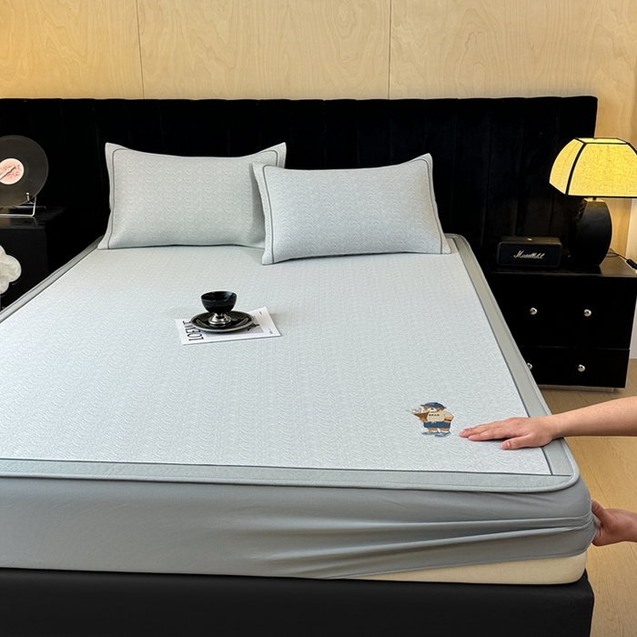 91家纺网 家纺一手货源 找家纺 全季家居 2025新款5A乙纶全PE绅士熊系列凉感软凉席席子 浅灰 床笠