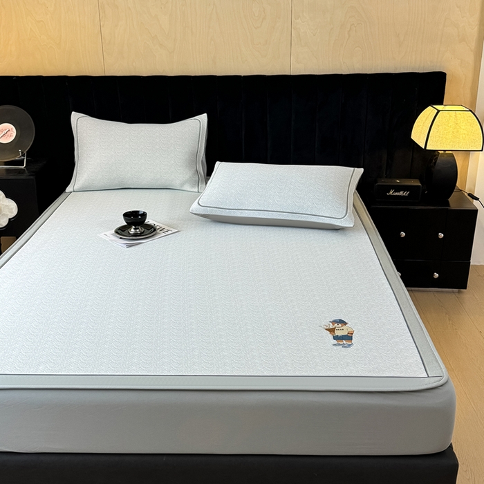 91家纺网 家纺一手货源 找家纺 全季家居 2025新款5A乙纶全PE绅士熊系列凉感软凉席席子 浅灰 床笠