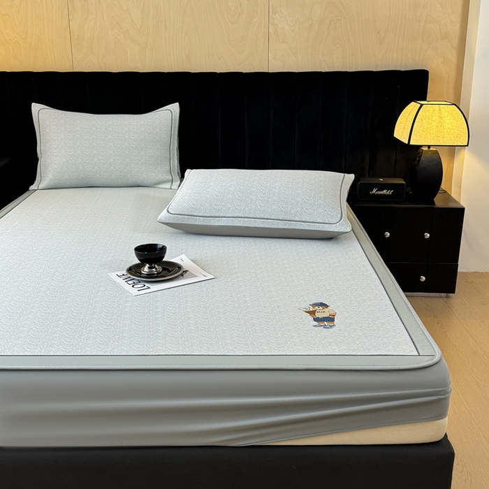 91家纺网 家纺一手货源 找家纺 全季家居 2025新款5A乙纶全PE绅士熊系列凉感软凉席席子 浅灰 床笠