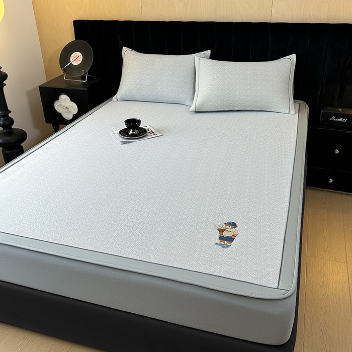 91家纺网 家纺一手货源 找家纺 全季家居 2025新款5A乙纶全PE绅士熊系列凉感软凉席席子 浅灰 床笠