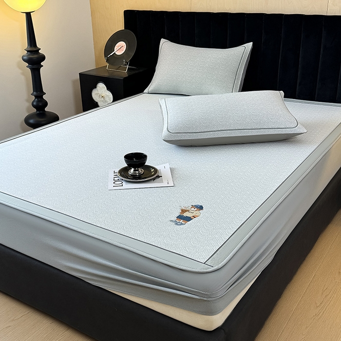 91家纺网 家纺一手货源 找家纺 全季家居 2025新款5A乙纶全PE绅士熊系列凉感软凉席席子 浅灰 床笠