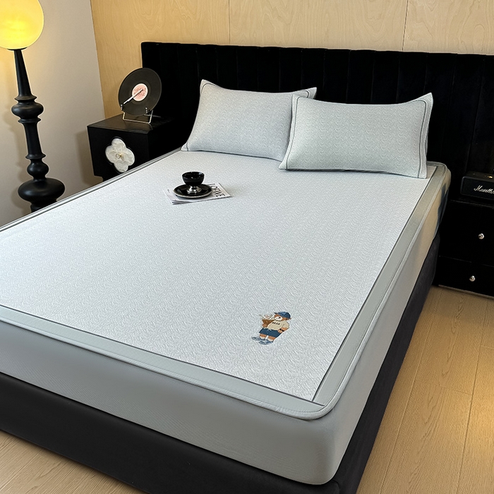 91家纺网 家纺一手货源 找家纺 全季家居 2025新款5A乙纶全PE绅士熊系列凉感软凉席席子 浅灰 床笠