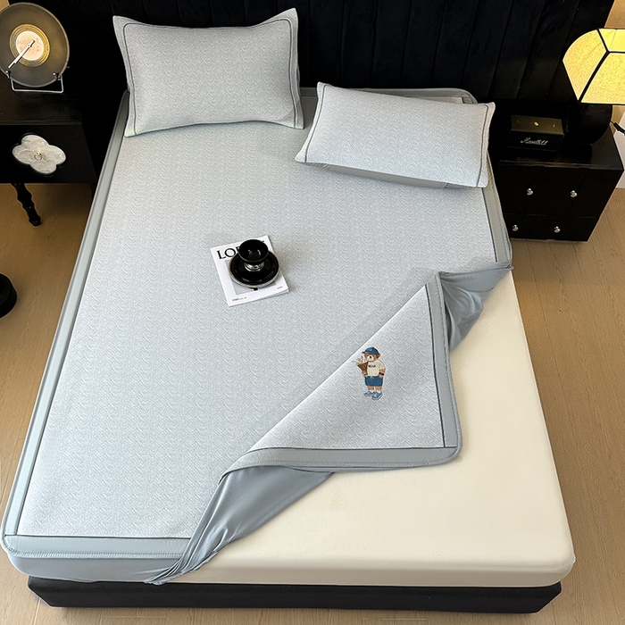 91家纺网 家纺一手货源 找家纺 全季家居 2025新款5A乙纶全PE绅士熊系列凉感软凉席席子 浅灰 床笠