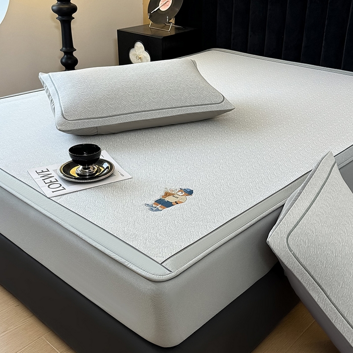 91家纺网 家纺一手货源 找家纺 全季家居 2025新款5A乙纶全PE绅士熊系列凉感软凉席席子 浅灰 床笠