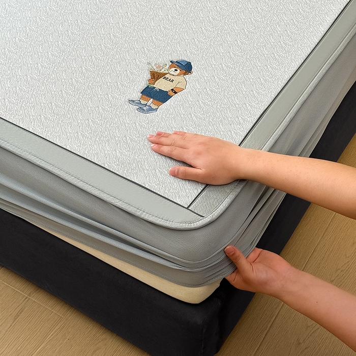 91家纺网 家纺一手货源 找家纺 全季家居 2025新款5A乙纶全PE绅士熊系列凉感软凉席席子 浅灰 床笠