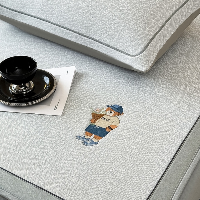 91家纺网 家纺一手货源 找家纺 全季家居 2025新款5A乙纶全PE绅士熊系列凉感软凉席席子 浅灰 床笠