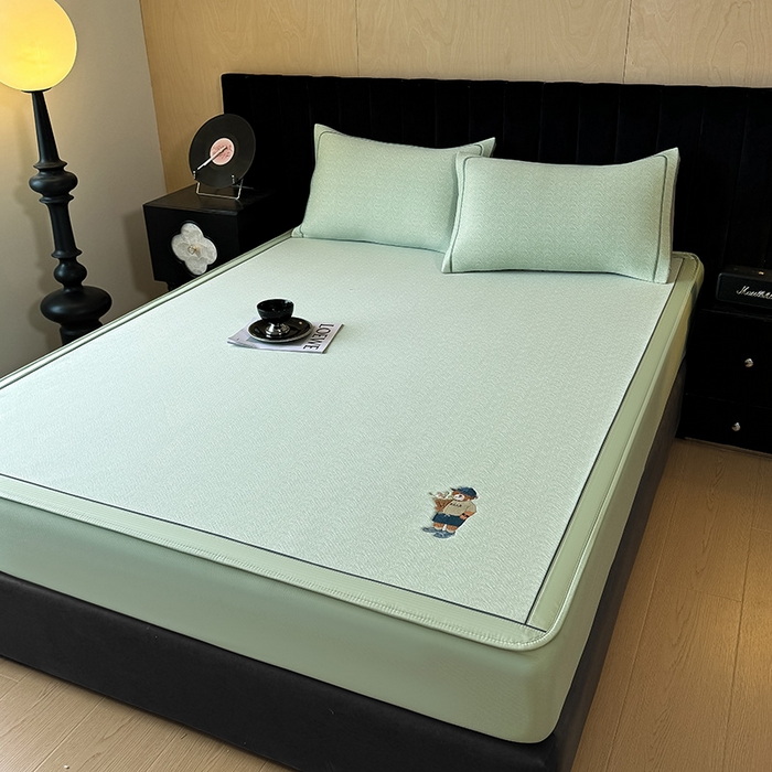 91家纺网 家纺一手货源 找家纺 全季家居 2025新款5A乙纶全PE绅士熊系列凉感软凉席席子 水绿 床笠