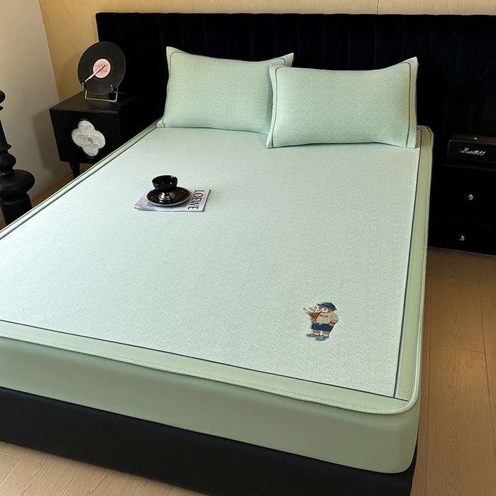 91家纺网 家纺一手货源 找家纺 全季家居 2025新款5A乙纶全PE绅士熊系列凉感软凉席席子 水绿 床笠