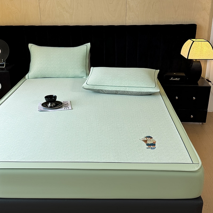 91家纺网 家纺一手货源 找家纺 全季家居 2025新款5A乙纶全PE绅士熊系列凉感软凉席席子 水绿 床笠