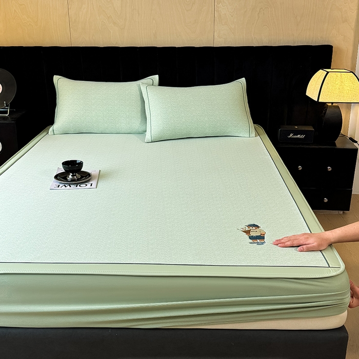 91家纺网 家纺一手货源 找家纺 全季家居 2025新款5A乙纶全PE绅士熊系列凉感软凉席席子 水绿 床笠