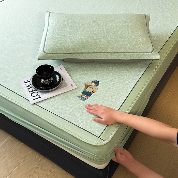 91家纺网 家纺一手货源 找家纺 全季家居 2025新款5A乙纶全PE绅士熊系列凉感软凉席席子 水绿 床笠