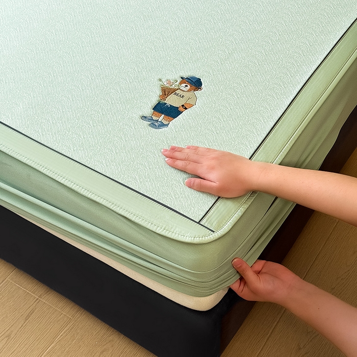 91家纺网 家纺一手货源 找家纺 全季家居 2025新款5A乙纶全PE绅士熊系列凉感软凉席席子 水绿 床笠