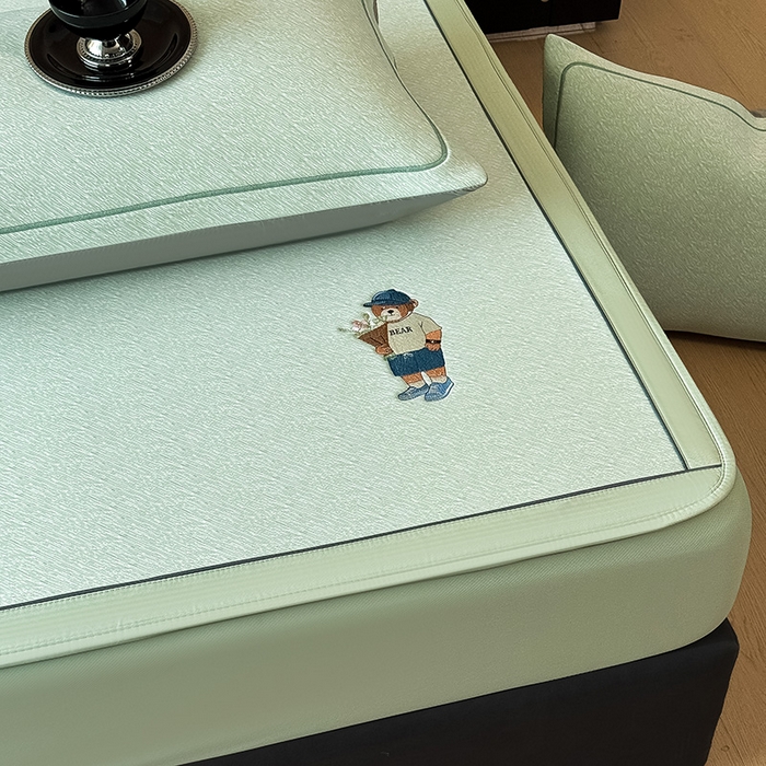 91家纺网 家纺一手货源 找家纺 全季家居 2025新款5A乙纶全PE绅士熊系列凉感软凉席席子 水绿 床笠