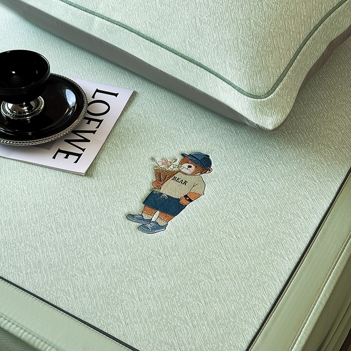 91家纺网 家纺一手货源 找家纺 全季家居 2025新款5A乙纶全PE绅士熊系列凉感软凉席席子 水绿 床笠