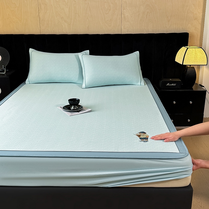 91家纺网 家纺一手货源 找家纺 全季家居 2025新款5A乙纶全PE绅士熊系列凉感软凉席席子 天蓝 床笠