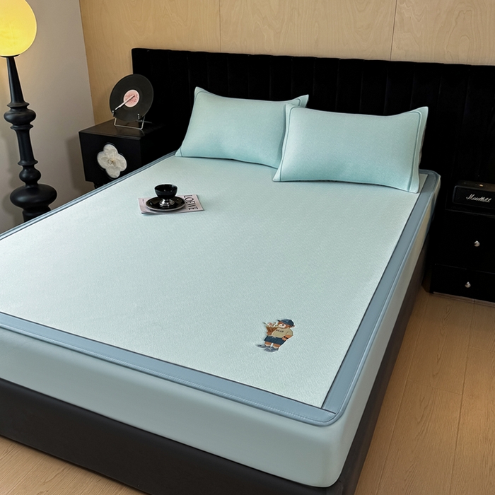 91家纺网 家纺一手货源 找家纺 全季家居 2025新款5A乙纶全PE绅士熊系列凉感软凉席席子 天蓝 床笠