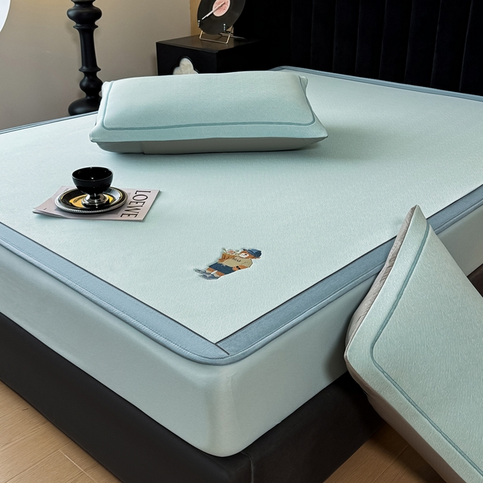 91家纺网 家纺一手货源 找家纺 全季家居 2025新款5A乙纶全PE绅士熊系列凉感软凉席席子 天蓝 床笠