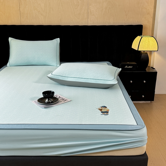 91家纺网 家纺一手货源 找家纺 全季家居 2025新款5A乙纶全PE绅士熊系列凉感软凉席席子 天蓝 床笠