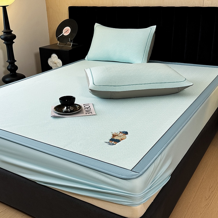 91家纺网 家纺一手货源 找家纺 全季家居 2025新款5A乙纶全PE绅士熊系列凉感软凉席席子 天蓝 床笠